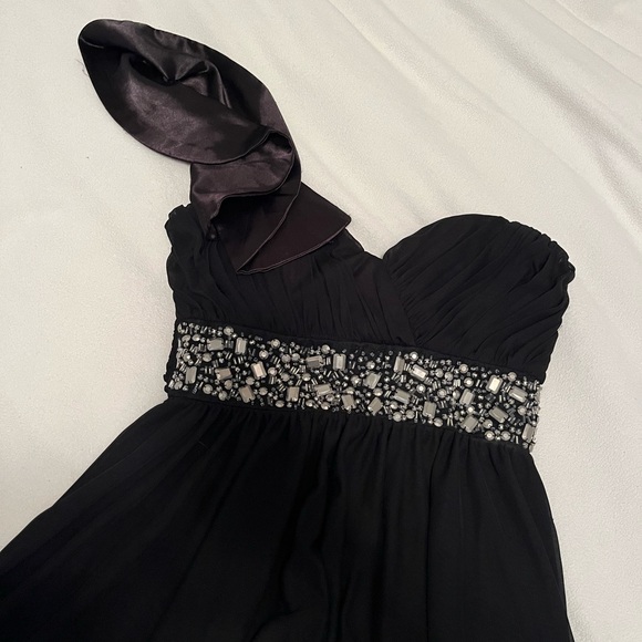 Black high low one shoulder formal dress - Picture 5 of 6